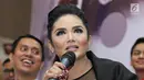 Penyanyi Krisdayanti memberi keterangan saat launching album original soundtrack Ayat Ayat Cinta 2 di Jakarta, Senin (4/12). Album tersebut berkolaborasi dengan Rossa, Krisdayanti serta Raisa dan lain-lainnya. (Liputan6.com/Herman Zakharia)