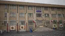Gedung sekolah yang tutup di tengah merebaknya virus corona COVID-19 di Teheran, Iran (26/2/2020). Kementerian Kesehatan dan Pendidikan Kedokteran Iran pada (26/2) mengumumkan 139 orang telah terinfeksi coronavirus baru dan 19 di antaranya meninggal dalam sepekan terakhir. (Xinhua/Ahmad Halabisaz)