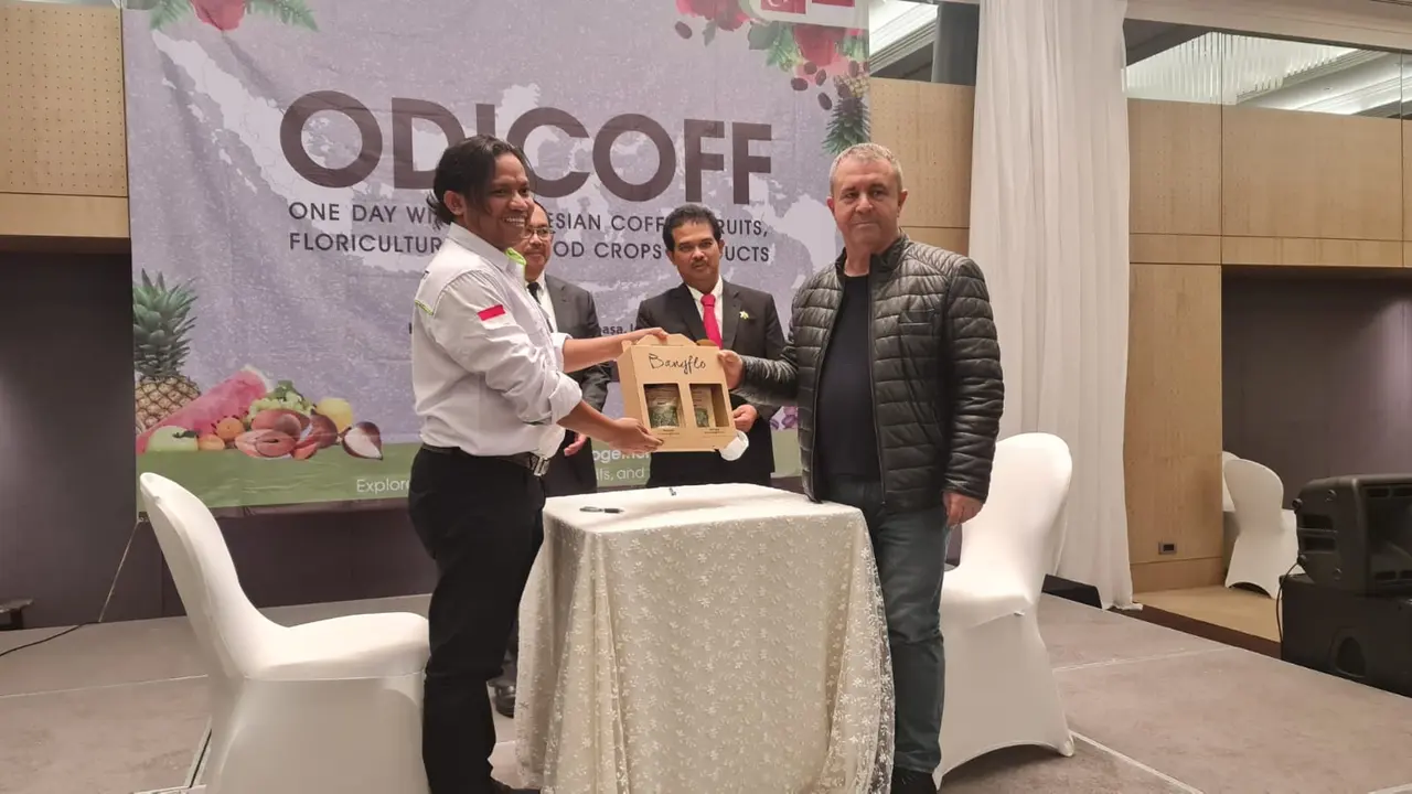 Owner Bangflo menyerahkan product Bangflo kepada Chief of Kobiad di acara Odicoff One Day With Indonesia Coffee. (Foto Istimewah)