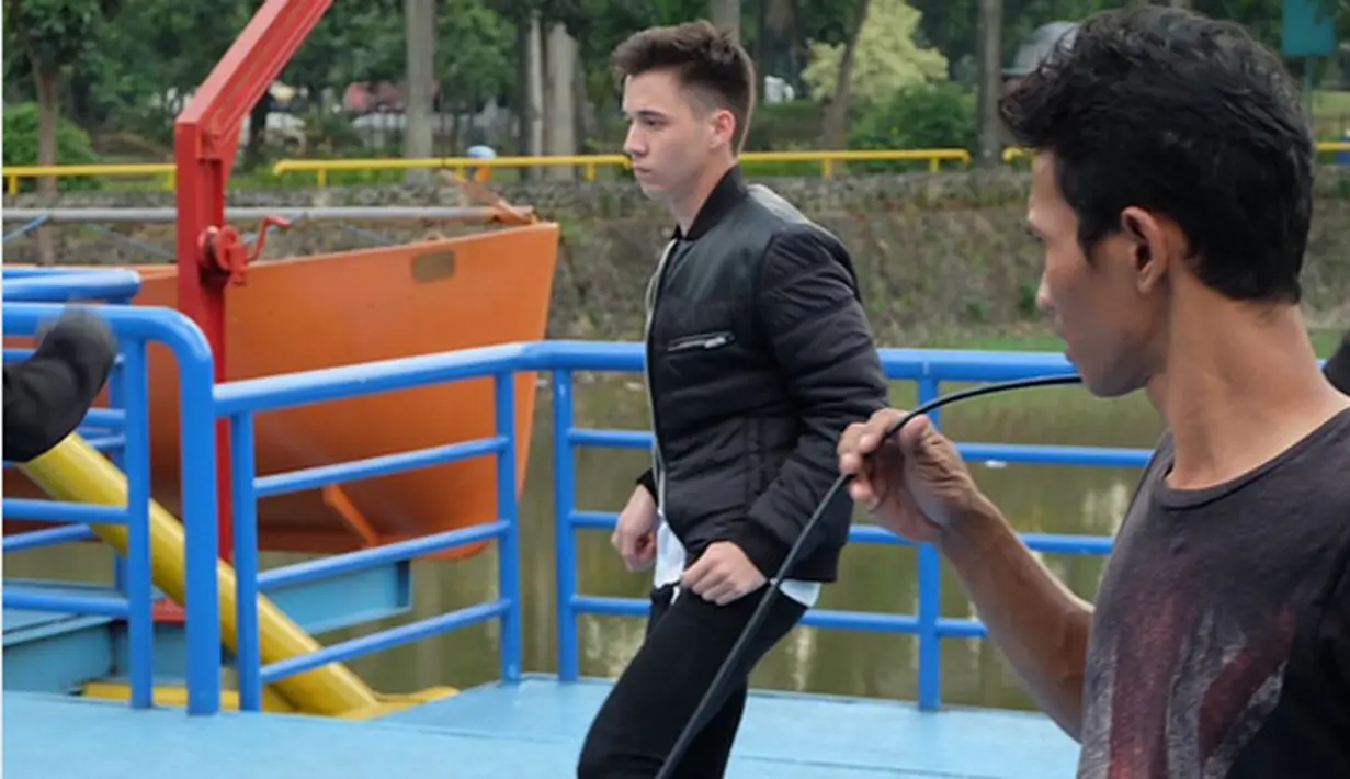 Berbagai cara dilakukan Suci untuk membersihkan nama baik keluarganya. Lantaran,ia yakin bahwa ayahnya tidak bersalah. Termasuk diusir satpam, saat akan menemui pak Sultan di rumah sakit. (Instagram/celine_evangelista)