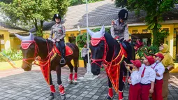 Direktorat Polisi Satwa (Ditpolsatwa) di bawah Koorsabhara Baharkam Polri menyelenggarakan kegiatan edukasi kepada siswa Sekolah Luar Biasa Negeri (SLBN) di Kota Depok, Jawa Barat, Senin (2/6/2025). (merdeka.com/Arie Basuki)