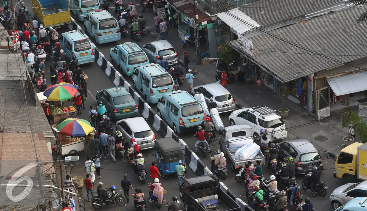 Sejumlah pedagang berada di kawasan Tanah Abang, Jakarta, Jumat (16/9). Kurangnya pengawasan membuat kawasan tersebut kembali semrawut akibat banyaknya PKL serta angkutan umum yang mengetem sembarangan. (Liputan6.com/Immanuel Antonius)