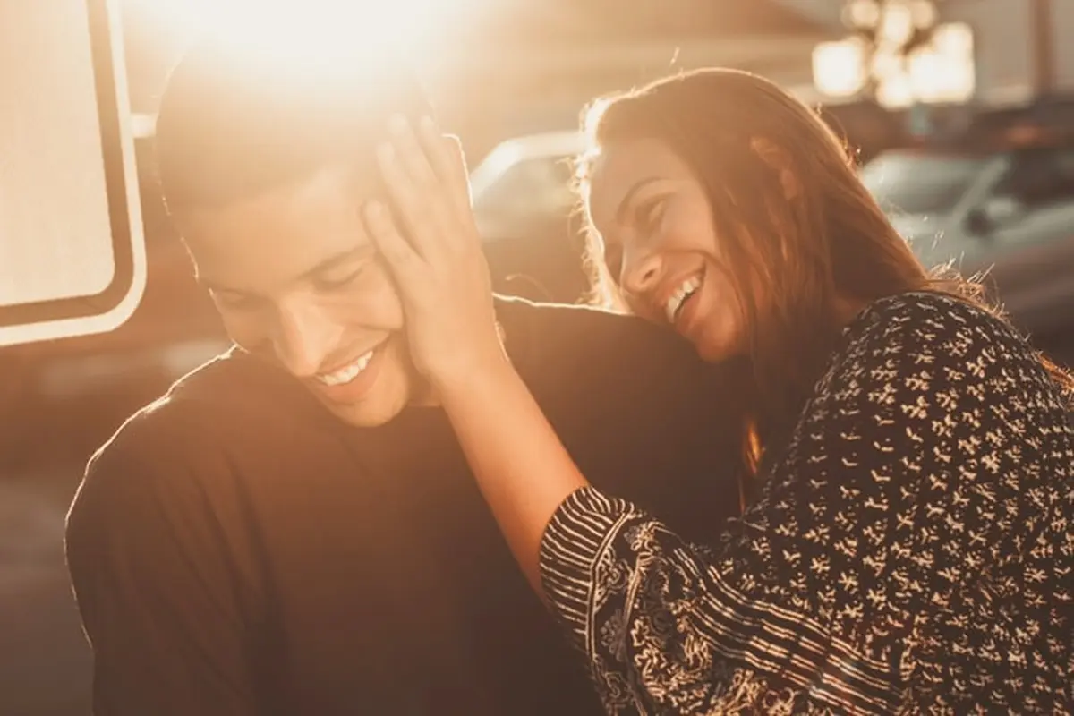 Bahasa Tubuh Perempuan dengan Zodiak Taurus yang sedang Jatuh Cinta