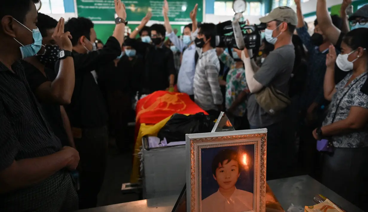 Foto Khant Nyar Hein terlihat saat pemakamannya di Yangon, Myanmar, Selasa (16/3/2021).  Khant Ngar Hein, seorang mahasiswa kedokteran berusia 18 tahun ditembak di dadanya di Tamwe, Yangon oleh pasukan keamanan selama protes anti-militer. (AFP/STR)