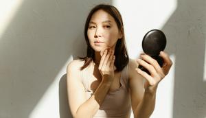 Wanita menggunakan cushion untuk alas bedak./copyright pexels