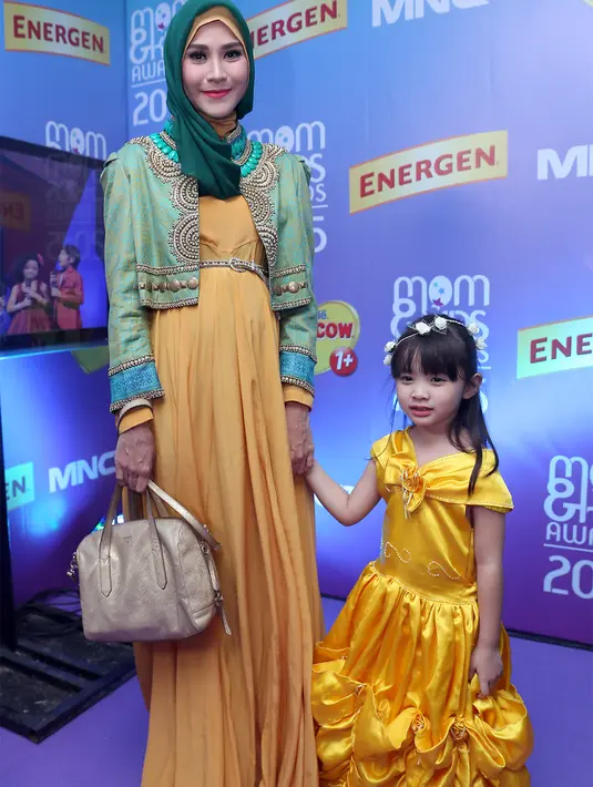 Zaskia yang di nikahi Hanung Bramantyo sejak 14 September 2009 itu masih merahasiakan jenis kelamin anak ke tiganya kepada awak media. (Andy Masela/Bintang.com)