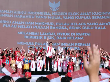 Konduktor, Addie MS memimpin peserta menyanyikan lagu Nyiur Melambai saat gelaran Harmoni Indonesia 2018 di Kompleks Gelora Bung Karno, Jakarta, Minggu (5/8). Lima buah lagu termasuk Indonesia Raya dinyanyikan bersama. (Liputan6.com/Helmi Fithriansyah)