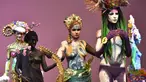 Model berpose saat mengikuti  kompetisi seni tubuh di International "Crystal Angel" Festival of Hairdressing ke-15 di Kiev (22/4). Kompetisi ini diikuti dari berbagai negara, seperti Ukraina, Prancis, Italia, Yunani dan lain-lain. (AFP/Sergei Supinsky)