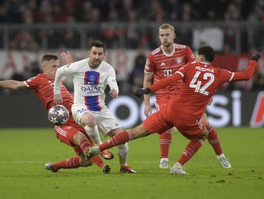 Pemain Paris Saint Germain (PSG), Lionel Messi, berusaha melewati pemain Bayern Munchen pada leg kedua babak 16 besar Liga Champions 2022/2023 di Allianz Arena, Kamis (9/3/2023). La Pulga dkk tersingkir dari Liga Champions. (AP Photo/Andreas Schaad)
