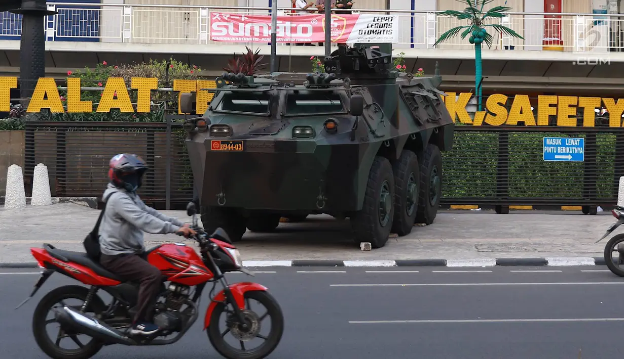 Panser Anoa terparkir di pusat perbelanjaan kawasan Glodok, Jakarta, Kamis (27/6/2019). TNI dan Polri mengamankan sejumlah pusat perbelanjaan di Jakarta guna mengantisipasi hal yang tidak diinginkan saat pembacaan putusan sidang sengketa Pilpres 2019. (Liputan6.com/Immanuel Antonius)