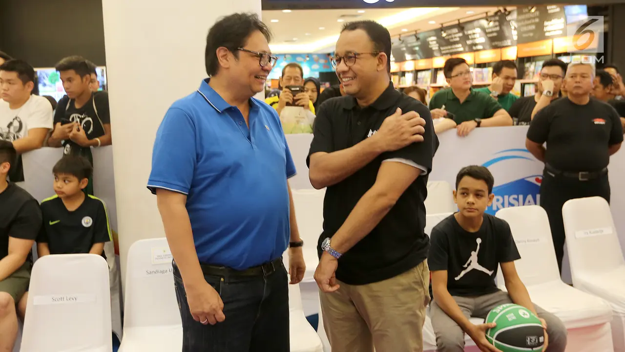 Keakraban Anies Baswedan dan Airlangga Hartarto di Acara Jr NBA