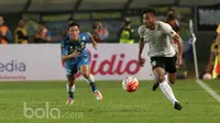 Pemain Persib Bandung, Henhen (kiri) berusaha mengejar pemain Persela Lamongan, Saddil Ramdani pada laga Grup 3 di Stadion Si Jalak Harupat, Soreang, Bandung, Jumat (17/2/2017). (Bola.com/Nicklas Hanoatubun)