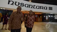 PLT Ketua KPK Taufiquerachman Ruki (kiri) meninggalkan Gedung Nusantara III usai menggelar pertemuan tertutup dengan Ketua DPD RI Irman Gusman di Komplek Parlemen Senayan, Jakarta, Jum'at (27/3/2015). (Liputan6.com/Andrian M Tunay)