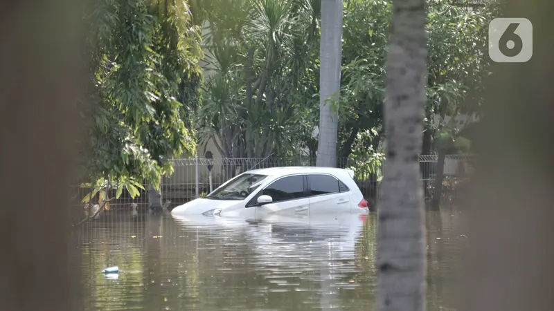 Banjir Rob Rendam Perumahan Pantai Mutiara Akibat Tanggul Jebol