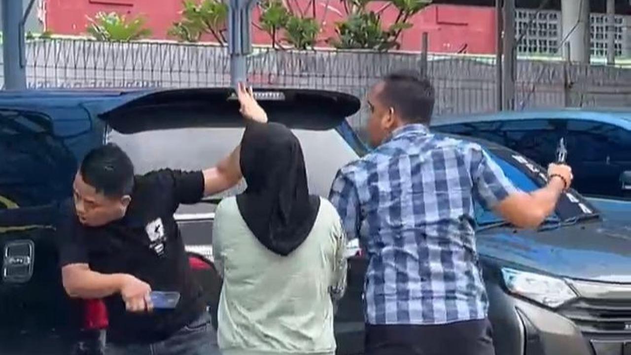 Seorang anggota kepolisian Aiptu FB diburu keberadaannya karena menganiaya dua debt collector.<br>