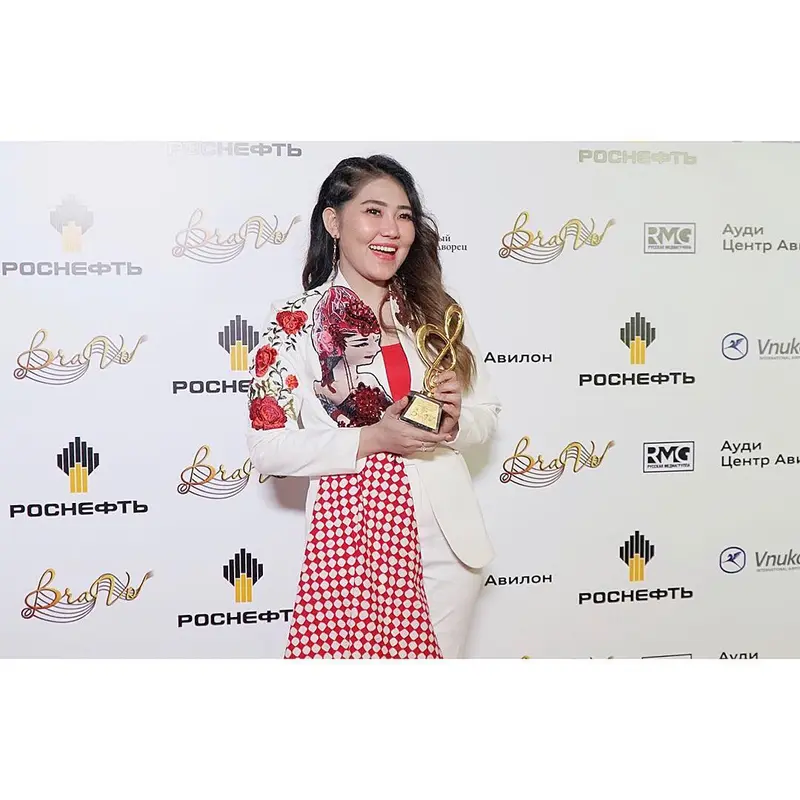 Via Vallen membawa pulang piala penghargaan BraVo Awards 2019  di Moskow Rusia.