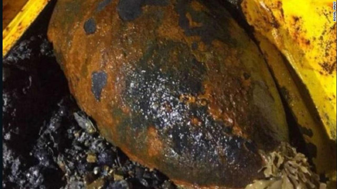Bom dari era Perang Dunia II Jerman yang ditemukan di Portsmouth harbor, Inggris. (CNN)