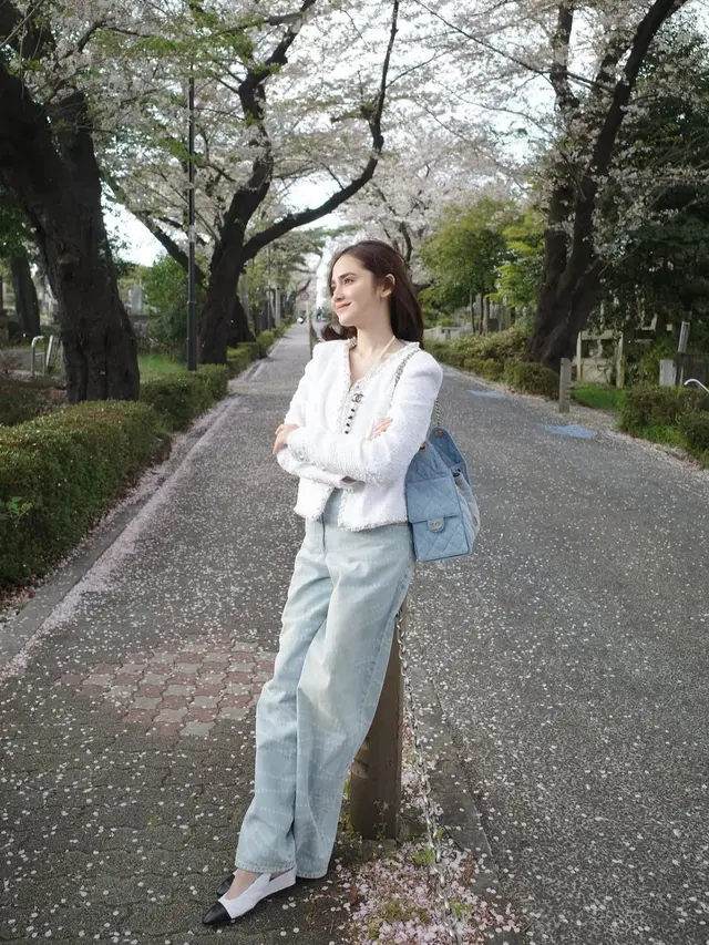 Outfit santai dengan balutan celana jeans