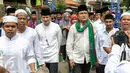 Dua bakal Cagub DKI Jakarta, Yusril Ihza Mahendra dan Sandiaga Uno hadiri pelantikan dewan Pimpinan Pusat Rumpun Masyarakat Betawi (RMB) di Balai Rakyat Condet, Kramat Jati, Jakarta Timur, Minggu (20/3/2016). (Liputan6.com/Yoppy Renato)