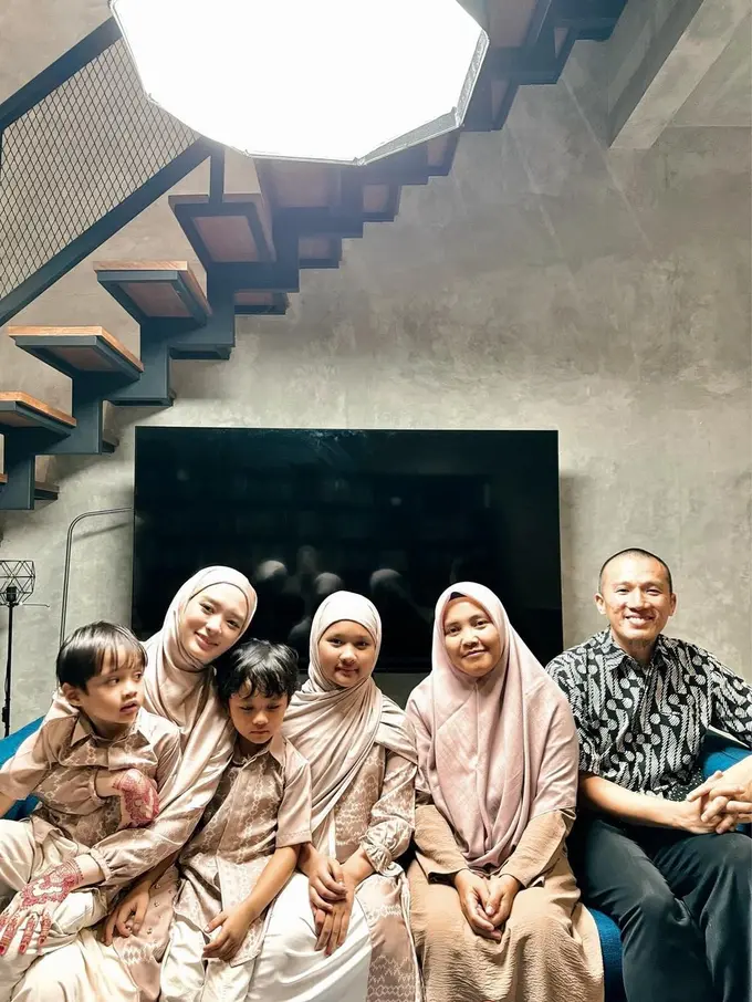 5 Potret Inara Rusli  Kunjungi Rumah Ustaz Felix Siauw dan Ummu Alila, Terima  Banyak Ilmu Baru