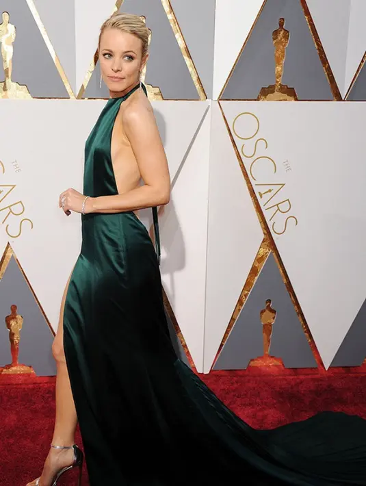 Rachel McAdams tak lahir di Amerika maupun Inggris jika kamu menonton Sherlock Holmes. Aktris ini lahir di London, Kanada! (REX/Shutterstock/HollywoodLIfe)