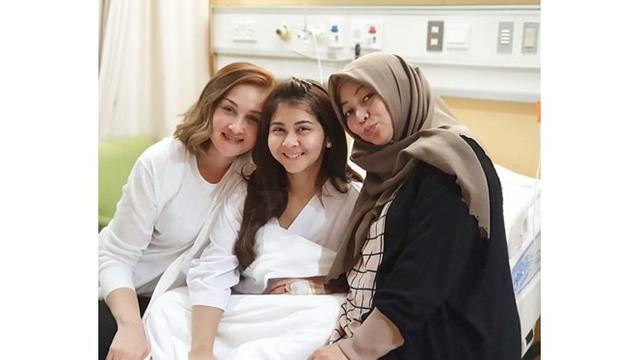 Saat Kesha Sakit, sang tante terllihat siaga menemaninya.