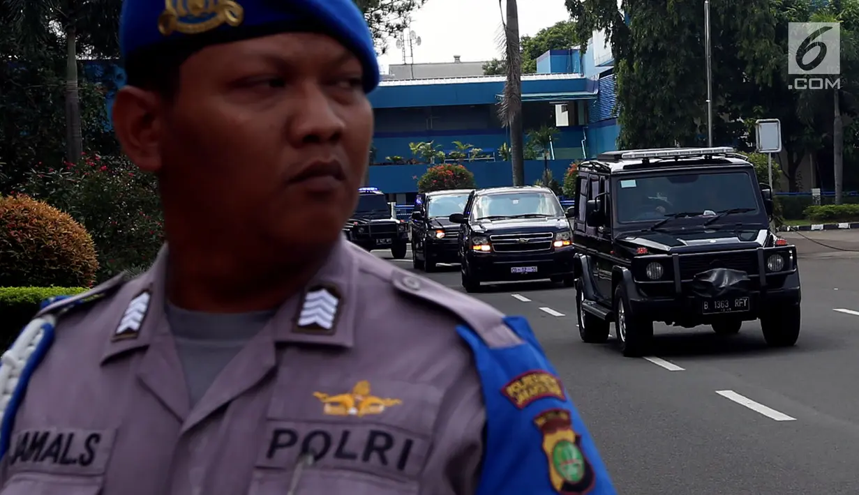 Petugas keamanan mengawal iring-iringan rombongan Presiden Amerika Ke-44 Barack Obama menuju Bandara Halim Perdanakusuma Jakarta, Minggu (2/7). Sebelumnya, Obama beserta keluarga menyempatkan diri ke Yogyakarta dan Bali. (Liputan6.com/Johan Tallo)