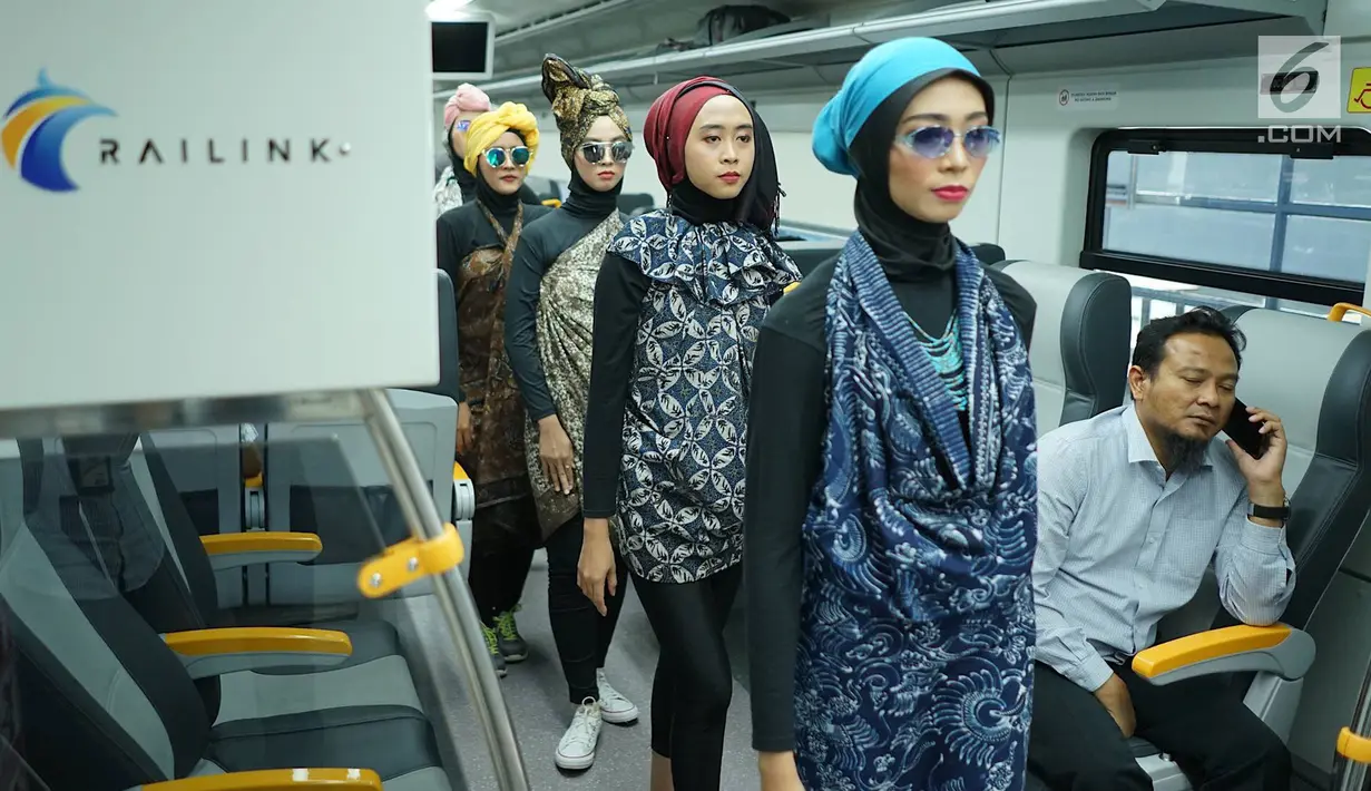 Model mengenakan kain batik dan tenun di kereta api bandara, Jakarta, Kamis (2/5/2019). Peragaan busana ini juga untuk mengenalkan batik dan tenun kepada masyarakat luas. (Liputan6.com/Immanuel Antonius)