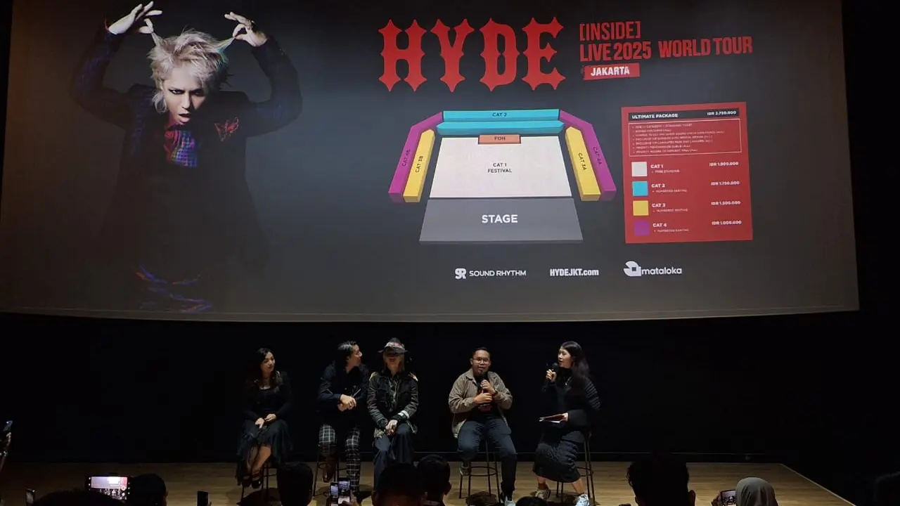 Konferensi pers konser HYDE (duduk di tengah) di Jakarta. (Ratnaning Asih/ Liputan6.com)