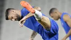 Penyerang Prancis, Olivier Giroud melakukan peregangan selama sesi latihan di Doha, Qatar, Jumat, 25 November 2022. Prancis akan bertanding melawan Denmark di Stadium 974 pada matchday 2 Grup D Piala Dunia 2022. Pertandingan ini dijadwalkan kick-off Sabtu, 26 November 2022, jam 23:00 WIB. (AP Photo/Christophe Ena)