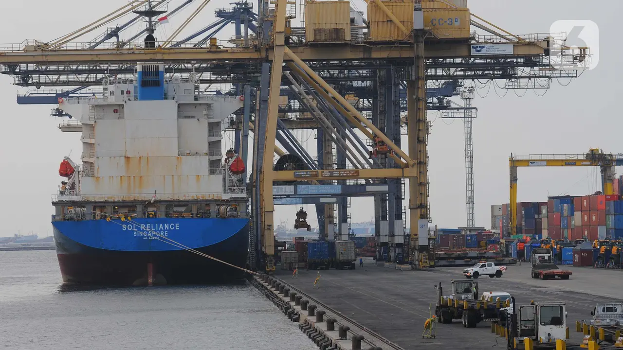 Bongkar muat peti kemas di Pelabuhan Tanjung Priok