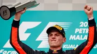 Pebalap Red Bull, Max Verstappen, dikabarkan menjadi incaran Mercedes dan Ferrari setelah memenangi balapan F1 GP Malaysia, Minggu (1/10/2017). (Bola.com/Twitter/Max33Verstappen)