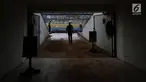 Pekerja menyelesaikan proyek renovasi Stadion Madya Senayan, Jakarta, Kamis (12/10). Pengerjaan renovasi Stadion Madya yang akan digunakan untuk perhelatan olahraga Asian Games Jakarta-Palembang 2018 terus dilakukan. (Liputan6.com/Joohan Tallo)