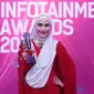 Zaskia Mecca raih penghargaan Selebriti Berhijab Paling Fashionable di Infotainment Awards 2016. [Foto: Herman Zakharia/Liputan6.com]