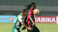 Pemain Persipura Jayapura, Bio Paulin (kanan) berebut bola dengan pemain PS TNI  pada laga Torabika SC 2016 di Stadion Pakansari, Bogor, Minggu (19/6/2016). (Bola.com/Nicklas Hanoatubun)