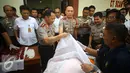 Kapolri Jenderal Pol Tito Karnavian didampingi Kapolda Metro Jaya Irjen Iriawan melihat jenazah tersangka sindikat narkotika jaringan internasional yang tewas ditembak untuk diotopsi di RS Polri Jakarta, Jumat (6/1). (Liputan6.com/Immanuel Antonius)