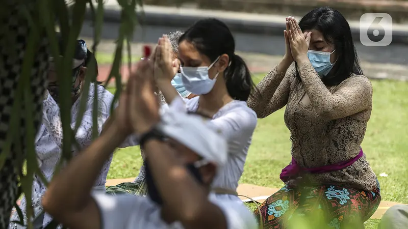 FOTO: Peringatan Hari Raya Galungan di Pura Amerta Jati Depok