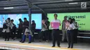 Pegawai PT KCI membawa poster saat kampanye bertema "Victim blamming, konsensus, cat call", dalam rangka memperingati Hari Perempuan Internasional di Stasiun Sudirman, Jakarta, Selasa (12/3). (Liputan6.com/Herman Zakharia)