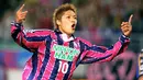 Yoshito Okubo total bermain bersama 5 klub di J1 League, yaitu Cerezo Osaka, Vissel Kobe, Kawasaki Frontale, FC Tokyo dan Jubilo Iwata dalam rentang 2001 hingga 2019. Meski tak pernah juara J1 League, namun ia tercatat sebagai satu-satunya pemain yang pernah menjadi top skor tiga musim berturut-turut pada 2013, 2014 dan 2015. (AFP/JIJI Press)