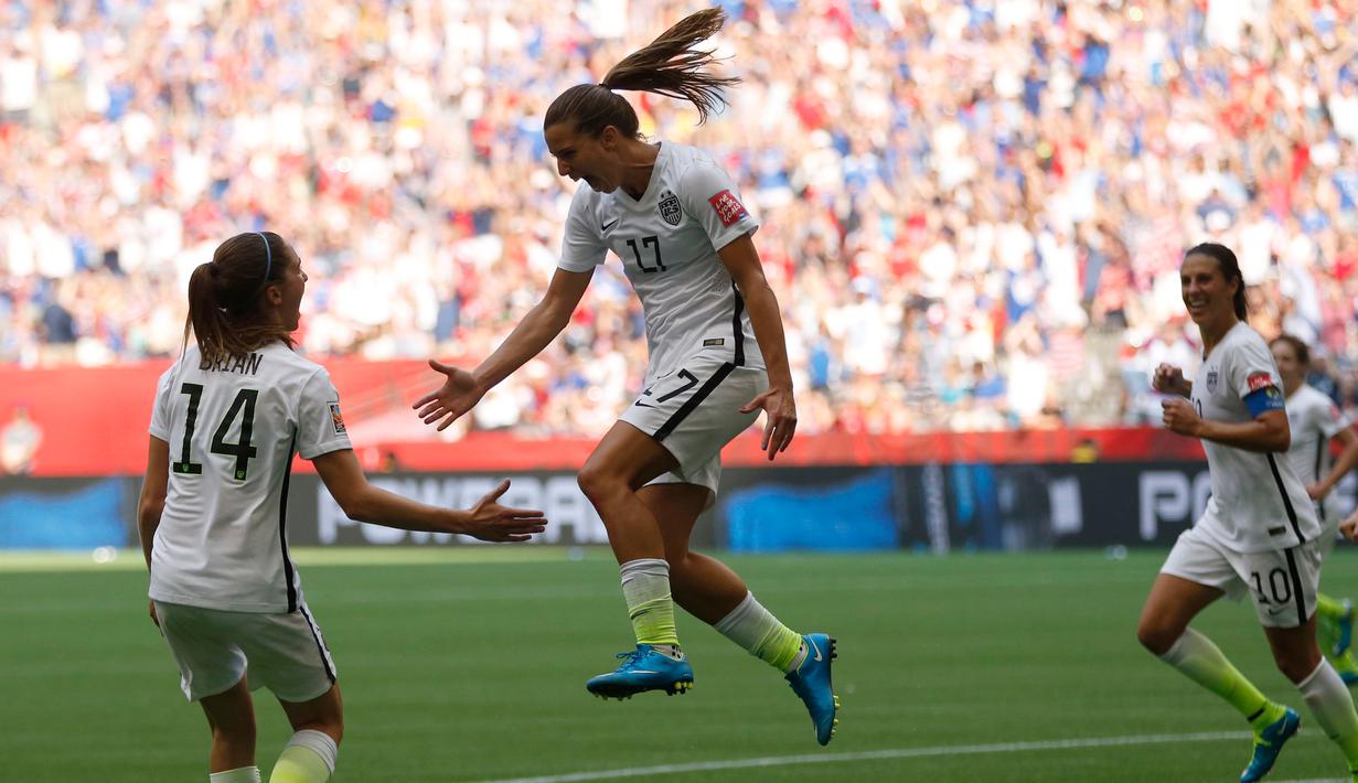 Gelandang AS, Tobin Heath (tengah) melakukan selebrasi usai mencetak gol ke gawang Jepang di final Piala Dunia wanita di BC Place, Vancouver, Kanada, Senin (6/7/2015). Amerika mengalahkan Jepang dengan skor 5-2. (Reuters/Michael Chow)