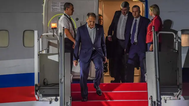 Menteri Luar Negeri Rusia Sergey Viktorovich Lavrov berjalan menuruni tangga pesawat udara saat tiba di Terminal VVIP I Bandara I Gusti Ngurah Rai Bali, Minggu (13/11/2022).