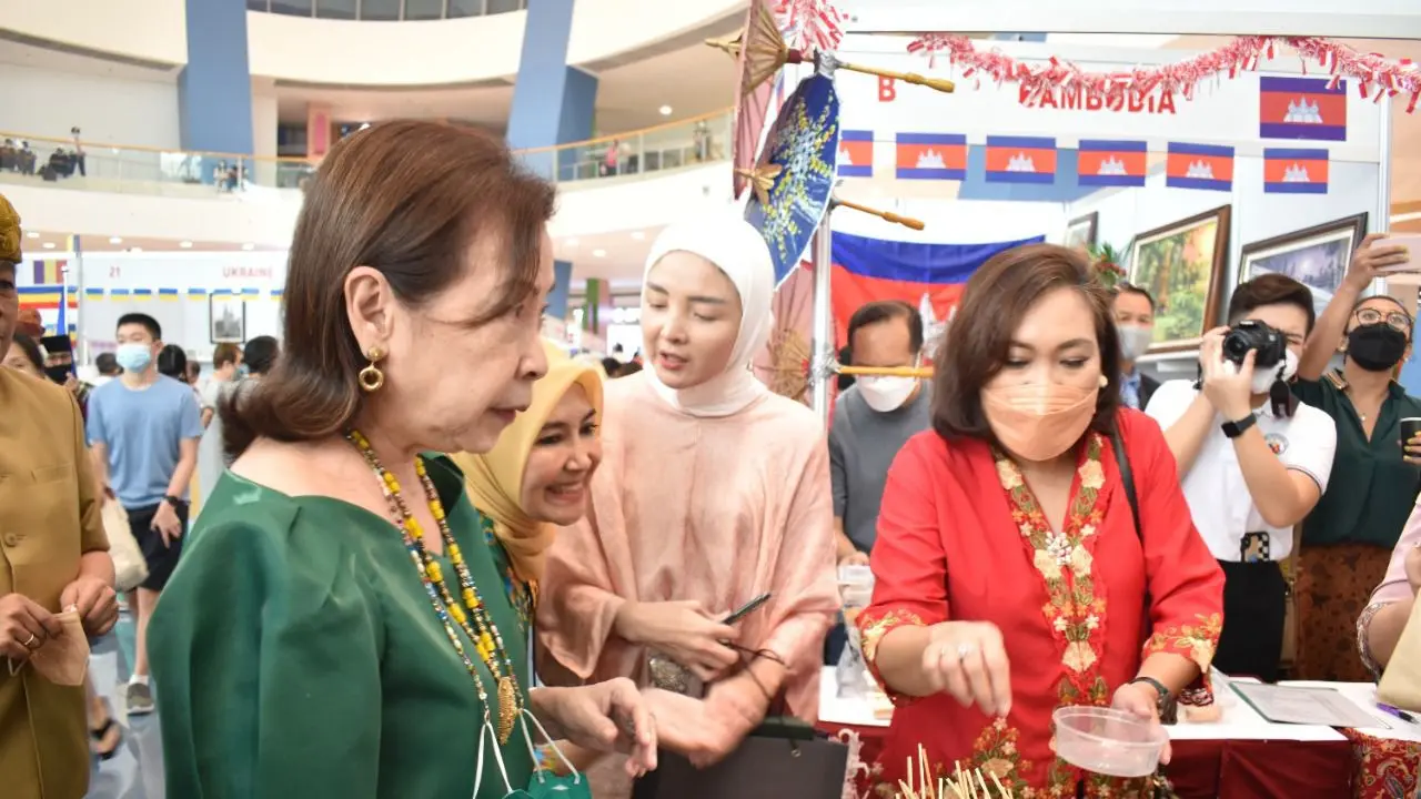 Kuliner Indonesia meraih popularitas di International Mini Bazaar dan ASEAN Food Festival di Filipina.