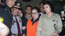 Anggota DPR F-Hanura Dewie Yasin Limpo (tengah) mengenakan baju tahanan usai pemeriksaan di KPK, Jakarta, Kamis (22/10). Dewie resmi ditahan KPK terkait kasus suap proyek Pembangkit Listrik Tenaga Mikrohidro (PLTMH) di Papua. (Liputan6.com/Angga Yuniar)