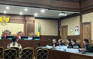 Terdakwa Tian Bahtiar menjalani sidang kasus dugaan perintangan penyidikan perkara korupsi komoditas timah, impor gula, dan CPO di Pengadilan Tipikor Jakarta. (Liputan6.com/Muhammad Radityo Priyasmoro)