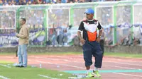 Pelatih PSGC Ciamis, Gatot saat memimpin timnya berlaga pada partai persahabatan melawan Persib Bandung di Stadion Galuh, Ciamis, Minggu (10/4/2016). (Bola.com/NIcklas Hanoatubun)