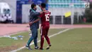 Pelatih Timnas Indonesia U-19, Indra Sjafri memeluk Saddil Ramdani saat bertanding melawan Brunei Darussalam pada Piala AFF U-18 di Stadion Thuwunna, Myanmar, Rabu (13/9/2017). Indonesia menang 8-0 atas Brunei Darussalam. (Liputan6.com/Yoppy Renato)