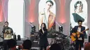 Aksi panggung kolaborasi Afgan Syahreza, Isyana Sarasvati, dan Rendy Pandugo saat rilis single 'Heaven' di Jakarta, Rabu (21/2). Lagu 'Heaven' berkonsep simple, ringan, dan easy listening dengan nuansa menebar kebahagiaan. (Liputan6.com/Faizal Fanani)