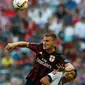 Bek AC Milan, Rodrigo Ely (kiri) berebut bola udara dengan Eric Lamela pada Audi Cup 2015 di Allianz Arena, Munich, Jerman (6/8/2015). Tottenham sukses merebut juara tiga usai mengalahkan AC Milan dengan skor 2-0. (Reuters/Michaela Rehle)