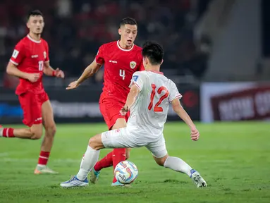 Pemain Timnas Indonesia, Jay Idzes, saat melawan Vietnam dalam laga Grup F Kualifikasi Piala Dunia 2026 zona Asia di Stadion Utama Gelora Bung Karno (SUGBK) Senayan, Jakarta, Kamis (21/3/2024). (Bola.com/Bagaskara Lazuardi)