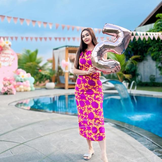 7 Potret Aura Kasih Rayakan Ulang Tahun ke-5 Putrinya, Dapat Hadiah Kelinci